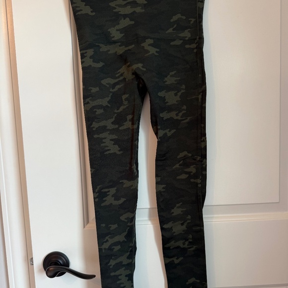 Spanx look at me now Seamless leggings Green Camo Women’s Size M - Picture 1 of 8